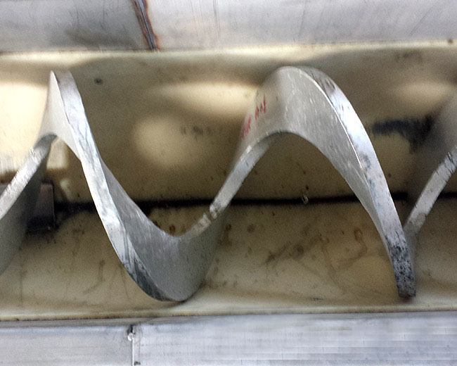 不銹鋼螺旋輸送機(jī)葉片撕裂、軸裂縫、軸段斷裂處理