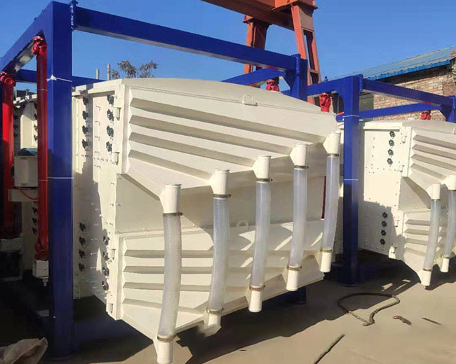 石油壓裂砂選用方形<a href='http://lunwenmx.com/sfsx/ybs.html' title='搖擺篩' target='_blank'>搖擺篩</a>才能滿足要求