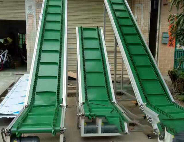 裙邊提升機(jī)其實(shí)就是大傾角皮帶輸送機(jī)