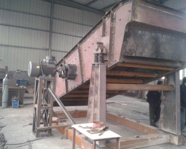 疊層篩分機(jī)處理黏性含水量較高時易堵塞