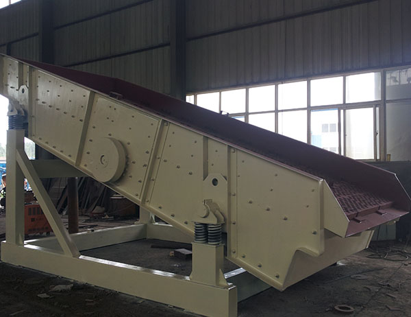 疊層篩分機(jī)處理黏性含水量較高時易堵塞