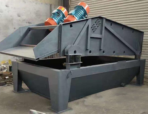 精煤脫水直線篩使用的是高頻的振動電機(jī)