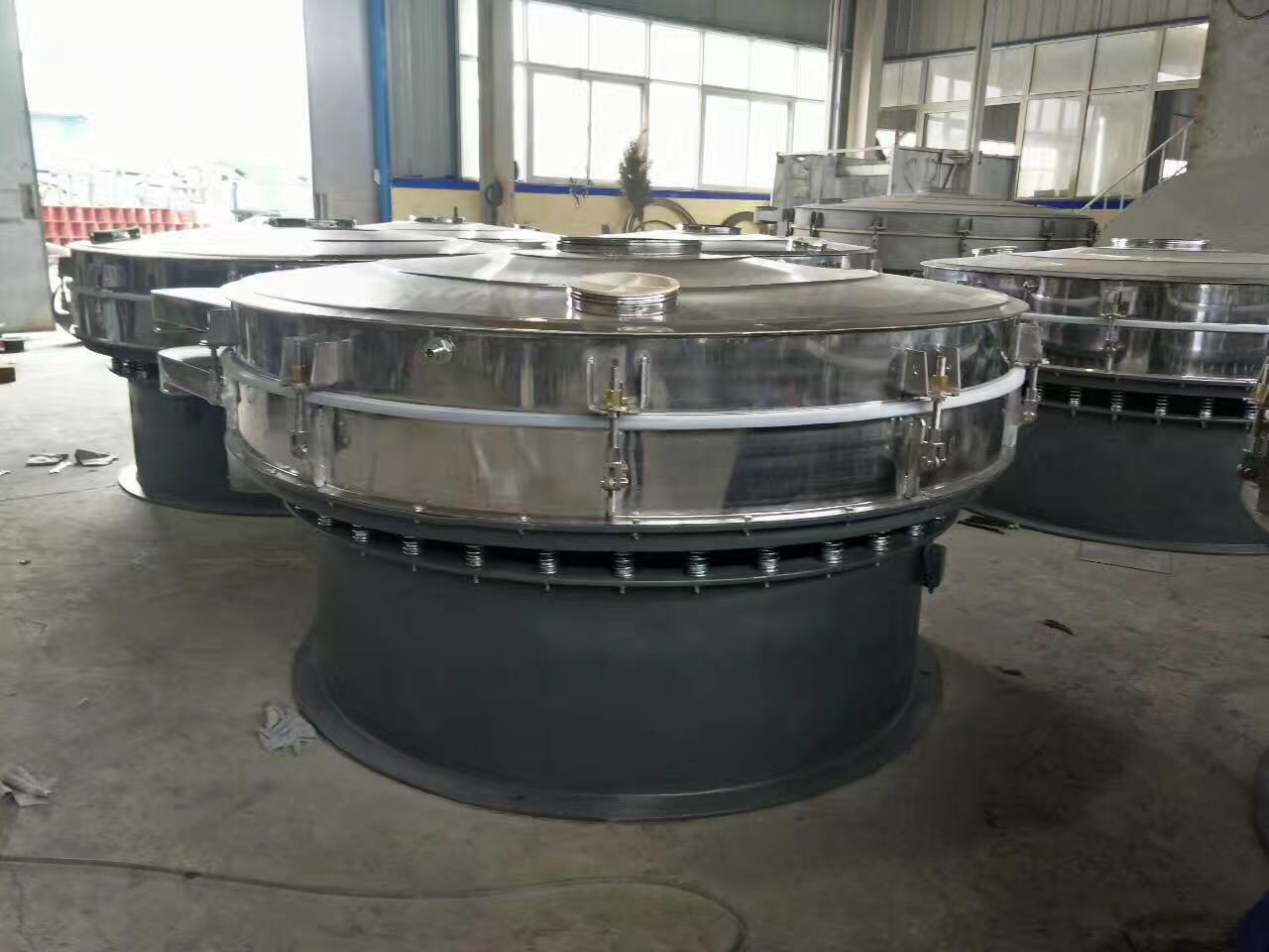 日產(chǎn)10噸陶瓷粉振動(dòng)篩價(jià)格是多少？選哪個(gè)型號(hào)設(shè)備合適？