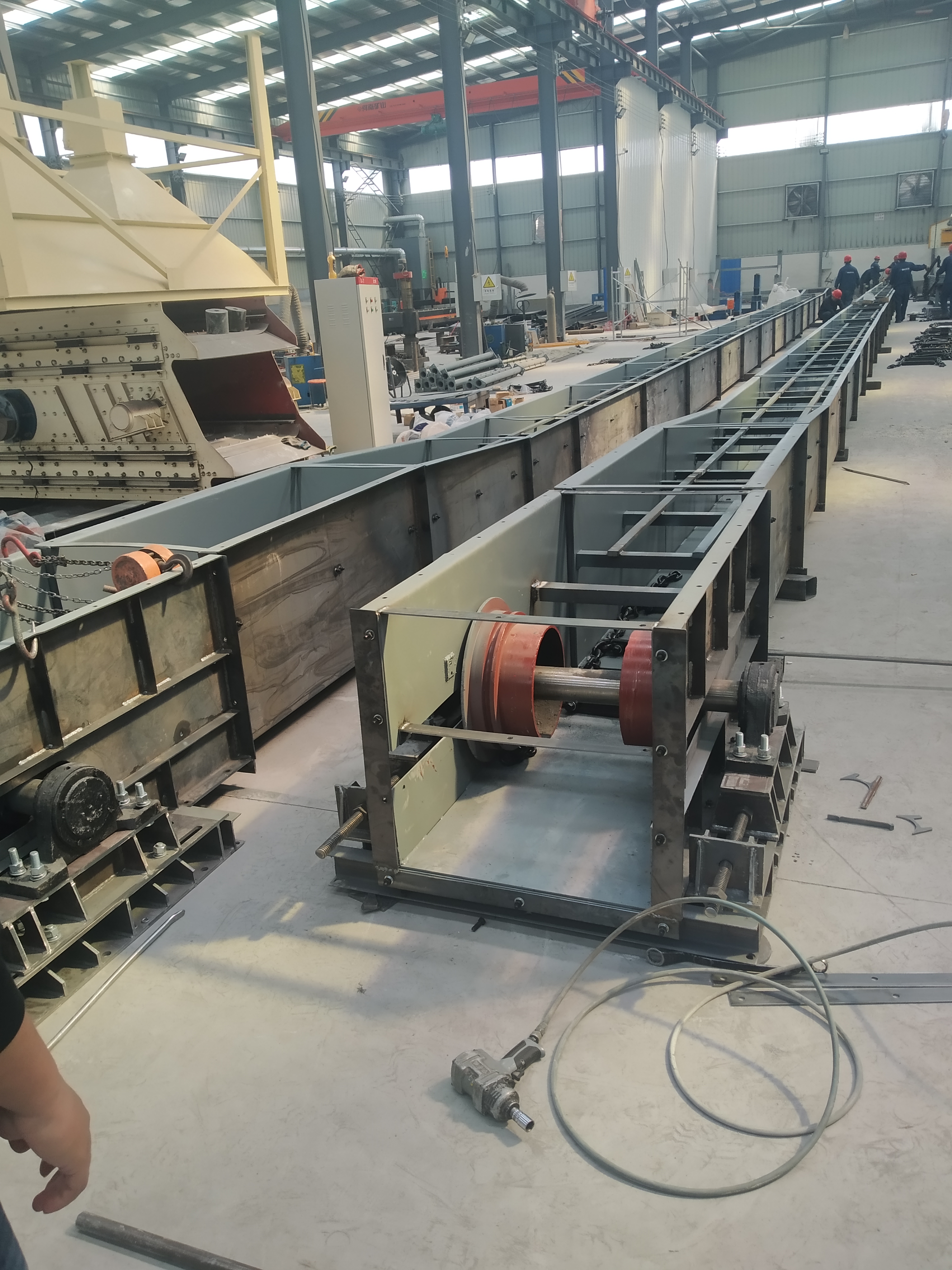 礦粉、沙子傾斜式運料機選用鑄石刮板輸送機效果好